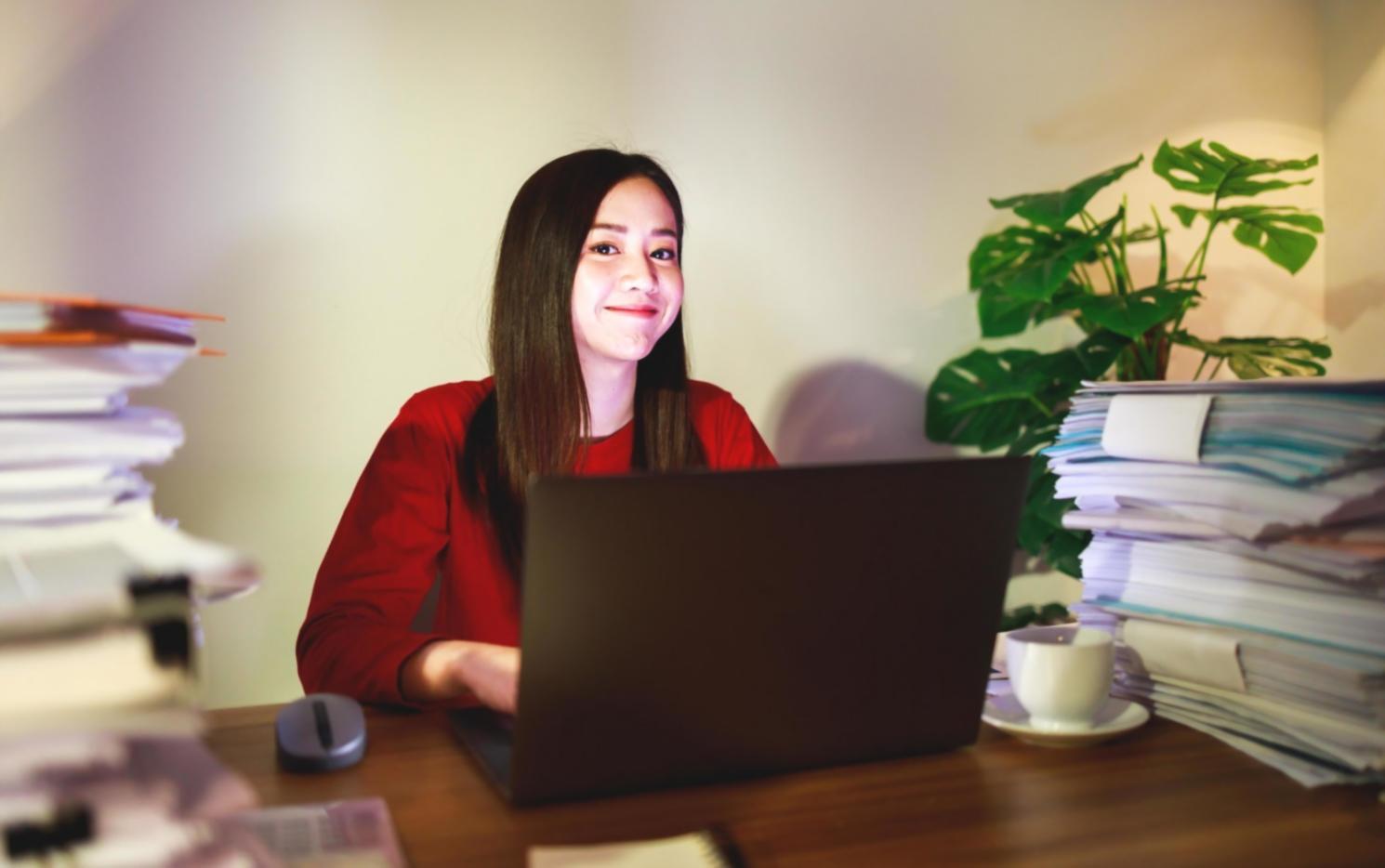 Espace de travail moderne et organisé avec bureau minimaliste